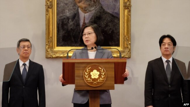 台湾总统蔡英文（中）2018年8月21日在一次记者会上讲话。后右方为时任行政院长赖清德。后左为副总统陈建仁。