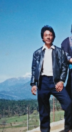 西藏導遊貢卻津巴因為西方媒體提供新聞資訊被判處21年徒刑，在服刑近8年時，他據信因在獄中受虐於2021年2月6日死亡。