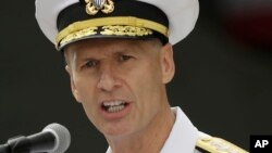 Hồi đầu năm nay, chỉ huy Hạm đội Bảy của Mỹ, Phó Đô đốc Joseph Aucoin, cho rằng sẽ "tốt nhất" cho “quyền lợi” của khu vực nếu Australia đưa tàu vào trong phạm vi cách khu vực tranh chấp 12 hải lý. 