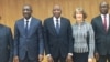 La chargée d'affaires de l'ambassade des Etats-Unis, Katherine Brucker, aux côtés du Premier ministre ivoirien lors de la présentation de la stratégie Agoa à Abidjan, le 30 octobre 2017. (VOA/Georges Ibrahim Tounkara)