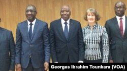 La chargée d'affaires de l'ambassade des Etats-Unis, Katherine Brucker, aux côtés du Premier ministre ivoirien lors de la présentation de la stratégie Agoa à Abidjan, le 30 octobre 2017. (VOA/Georges Ibrahim Tounkara)