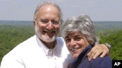 Los esposos Alan y Judy Gross