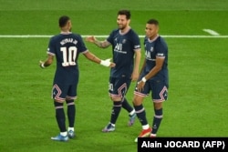 Lionel Messi merayakan gol bersama rekan setimnya penyerang PSG Neymar dan Kylian Mbappe di Paris, pada 28 September 2021. (Foto: AFP)