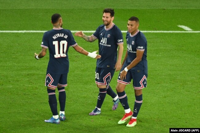 Lionel Messi merayakan gol bersama rekan setimnya penyerang PSG Neymar dan Kylian Mbappe di Paris, pada 28 September 2021. (Foto: AFP)