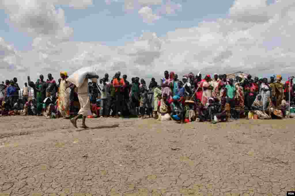 Des gens s&#39;alignent pour recevoir la nourriture&nbsp; à Bentiu, Sud Sudan, le 30 mai 2014. (Benno Muchler/VOA) 