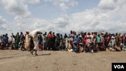 People line up for food distribution in Bentiu, South Sudan, May 30, 2014. (Benno Muchler/VOA)