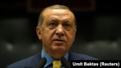 Presidente Erdogan acusado de perseguir críticos