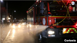 La capital de Ecuador lleva cinco semanas de cuarentena y los bomberos ejecutan varias tareas, entre ellas desinfectan las calles por las noches.