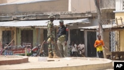 Lực lượng an ninh đứng tại hiện trường vụ nổ bom tự sát ở Maiduguri, Nigeria, ngày 7/3/2015 .