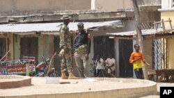 Pasukan keamanan Nigeria melakukan pemeriksaan di Maiduguri (foto: dok). Dua wartawan Al-Jazeera ditahan pihak berwenang Nigeria dalam kamar hotel mereka di Maiduguri.
