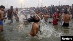 Các tín đồ Hindu tắm sông Hằng trong mùa lễ hội Kumbh Mela tại Allahabad, Ấn Độ 