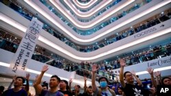 香港抗议者在中环国际金融中心发动快闪大合唱《愿荣光归香港》。（2019年9月12日）
