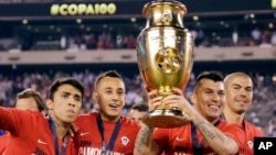 2016年6月26日智利国家足球队获美洲杯冠军后高举奖杯。