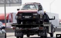 El vehículo de Marc Anthony Conditt, el sospechoso de los ataques con bomba en Austin, Texas, es removido por las autoridades del lugar donde Conditt se suicidó detonando un explosivo. Marzo 21 de 2018.