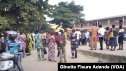 Assemblée générale des enseignants pour décider de la conduite à tenir, le 23 juillet 2019 à Cotonou. ( VOA/Ginette Fleure Adande)