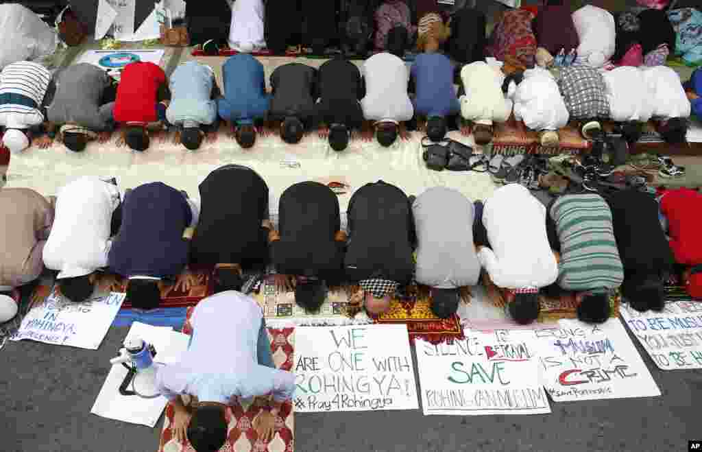 فلیپائن میں روہنگیا مسلمانوں کے حق میں احتجاج کے دوران مظاہرین نمازِ جمعہ ادا کر رہے ہیں