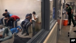 Los centros de detención de inmigrantes indocumentados dan inadecuada atención médica, según un reporte de ICE.