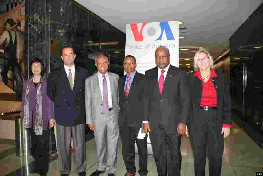 President John Mahama of Ghana with VOA staff members (left to right): Direcor of Language Programming Kelu Chao, Director of Global Operations Andre Mendes, and Acting Africa Division Director Neguisse Mengesha and VOA Chief of Staff Barbara Brady.