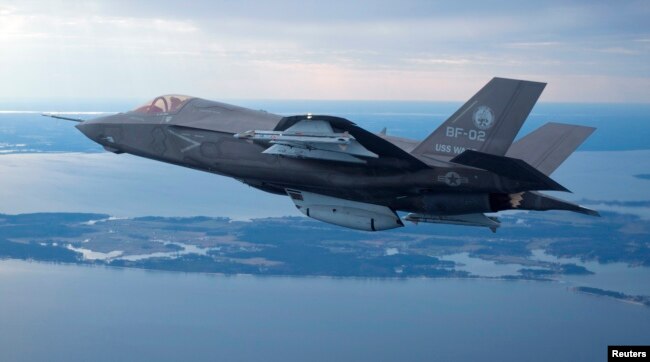 美国海军陆战队的F-35联合攻击战斗机2012年2月22日飞越大西洋测试。