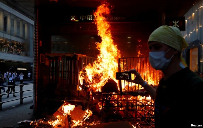 Lửa cháy tại bến tàu điện ngầm Trung Hoàn ở Hong Kong, ngày 8 tháng 9, 2019