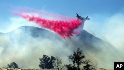 Según el Departamento de Bomberos del Condado de Ventura, el incendio arrasó más de 8,000 acres y destruyó al menos dos estructuras. 
