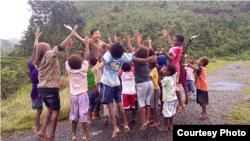 Anak-anak Oksibil dan kegiatan mereka di Taman Bacaan Masyarakat setempat. (Foto: Fransiskus Kasipmabin/doc)