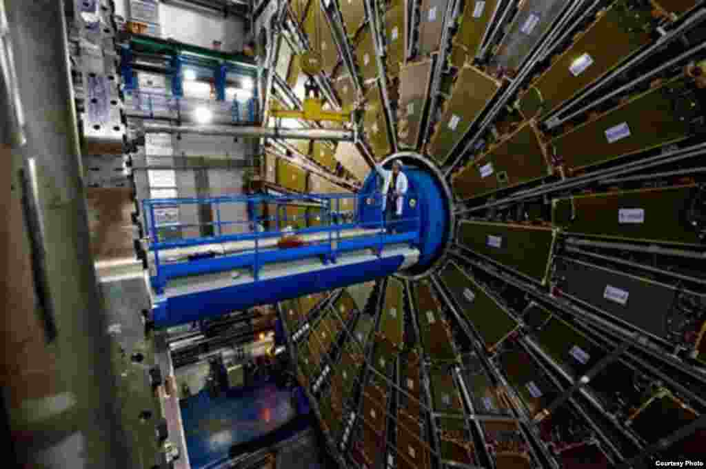 Para peneliti, yang bekerja dengan penghancur atom seharga US$5,5 miliar pada laboratorium fisika partikel di lembaga nuklir CERN di Jenewa,&nbsp; mengamati partikel Higgs Boson, yang memegang kunci untuk menjelaskan bagaimana partikel-partikel dasar lainnya memiliki massa. (CERN/Maximilien Brice dan Claudia Marce)