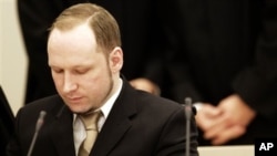 Tersangka pelaku pembantaian Oslo, Anders Behring Breivik saat tampil di hadapan pengadilan di kota tersebut, Selasa (17/4).