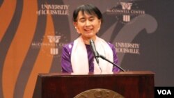 ကင်တာကီပြည်နယ်၊ လူဝီဗီးလ် တက္ကသိုလ်မှာ အမှာစကား ပြောကြားနေတဲ့ မြန်မာ့ဒီမိုကရေစီ ခေါင်းဆောင်
ဒေါ်အောင်ဆန်းစုကြည်။ (စက်တင်ဘာလ ၂၄ ရက်၊ ၂၀၁၂)။