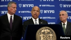 U.S. Secretary of Homeland Security Jeh Johnson speaks at a news conference with New York City Mayor Bill de Blasio, left, and New York City Police Commissioner William Bratton in New York City, July 8, 2016, following the shootings of police officers in Dallas.