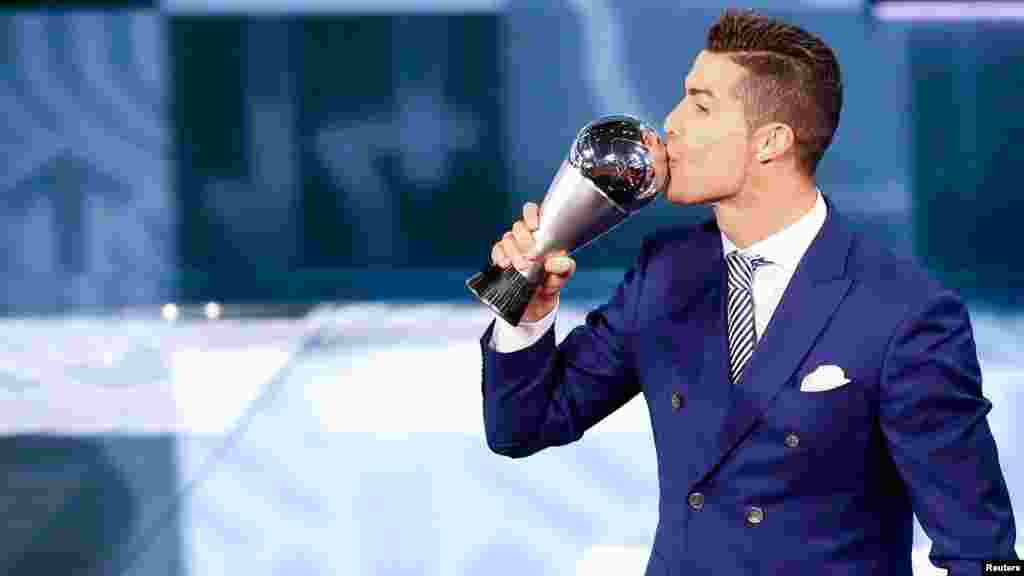 L&#39;attaquant de Real Madrid Cristiano Ronaldo célèbre sa victoire avec son trophée, le 9 janvier 2016 .