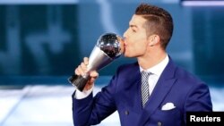 Cristiano Ronaldo embrasse le trophée du meilleur joueur de l’année lors de la cérémonie de remise des prix de la Fifa, à Zurich, Suisse, 9 janvier 2017. 