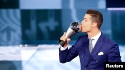 Cristiano Ronaldo remporte le trophée Fifa le 9 janvier 2017.