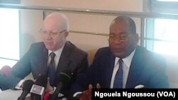 Les ministres Thierry Moungalla de la Communication, et Pierre Mabiala de la Justice, des Droits humains et de la promotion des Populations autochtones, de la République du Congo, lors d'un point de presse à Brazzaville, République du Congo, 6 juin 2016.