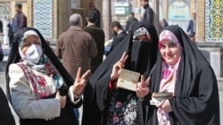 Iraníes hacen cola para emitir sus votos durante las elecciones parlamentarias en el santuario Shah Abdul Azim en las afueras del sur de Teherán el 21 de febrero de 2020. (Foto de ATTA KENARE / AFP)