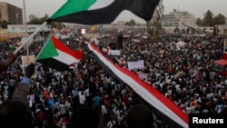 수단 수도 하르툼의 국방부 청사 앞에서 수 천명의 시위자들이 민정 이양을 촉구하는 시위에 참석했다. 