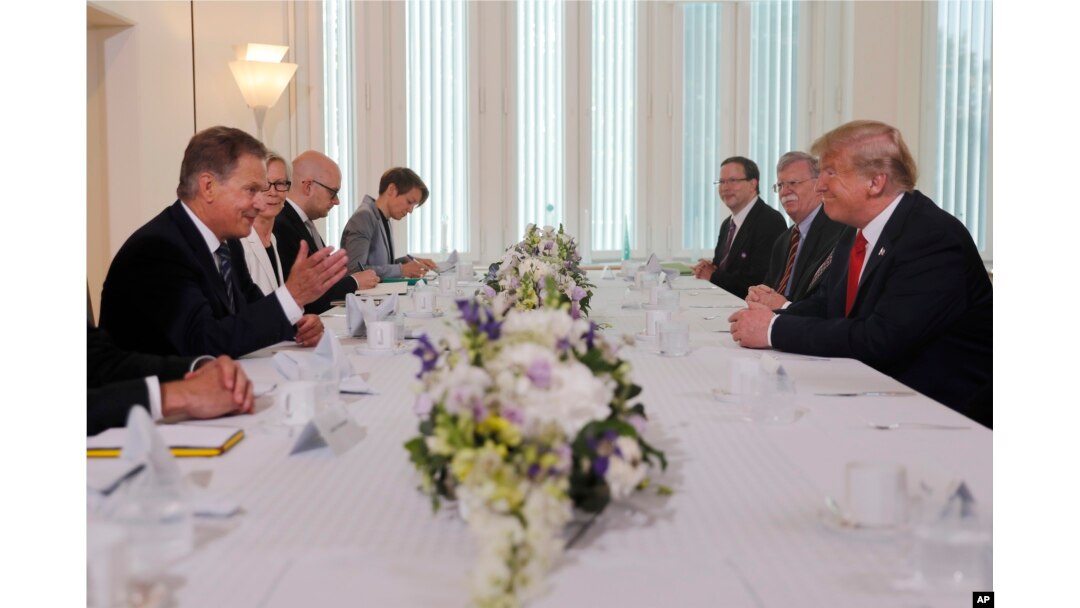 Presiden Sauli Niinisto (kiri) dan Presiden Donald Trump (kanan) dalam jamuan kerja santap pagi di Kediaman Presiden Niinisto in Helsinki, Finlandia, 16 Juli 2018.