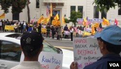 Đoàn biểu tình trước Tổng Lãnh sự quán Trung Quốc ở San Francisco 2/9/2019 (Ảnh: Bùi Văn Phú)