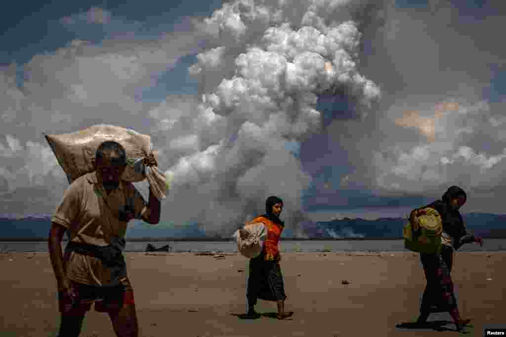 Refugiados Rohingya fogem do atravessam a fronteira Bangladesh-Myanmar 