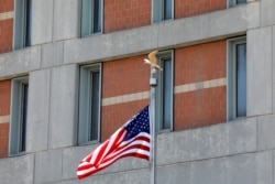 Ilustrasi. Bendera AS di luar gedung tahanan Metropolitan Detention Center (MDC) di wilayah Brooklyn di New York City, New York, AS, 6 Juli 2020. (Foto: REUTERS/Mike Segar)