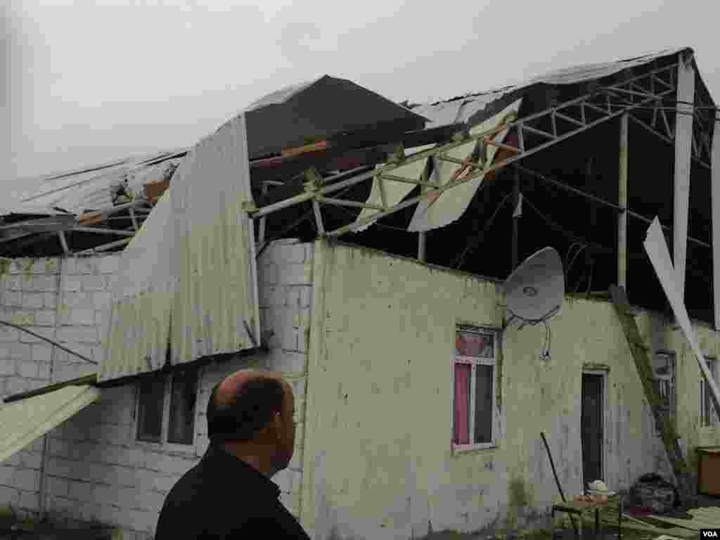 Artileriya atəşi ilə dağıdılmış ferma