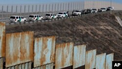 Pasukan penjaga perbatasan AS melakukan patroli di perbatasan AS-Meksiko terlihat dari kota Tijuana, Meksiko (foto: dok).