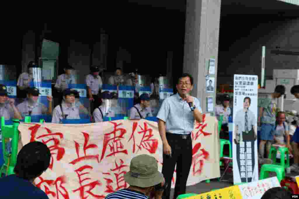 台湾民众星期天在台北的教育部门前示威游行，声援反对“黑箱课纲”的学生，要求教育部长下台。(2015年8月2日 杨明拍摄)