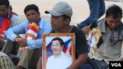 Villagers from Kratie province gathered in the country's capital seeking help from Prime Minister Hun Sen over a land dispute case with a rubber plantation company, Phnom Penh, Cambodia, April 23, 2018. (Sun Narin/VOA Khmer)