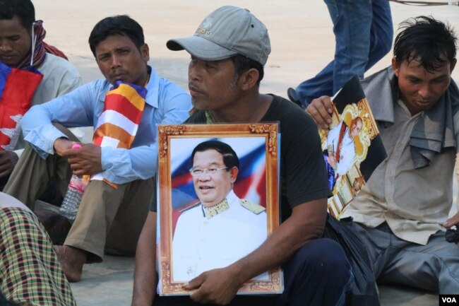 រូបឯកសារ៖ ប្រជាពលរដ្ឋមានជម្លោះដីធ្លីនៅខេត្តក្រចេះ តវ៉ានៅរាជធានីភ្នំពេញ កាលពីខែមេសា ដោយស្នើសុំការអន្តរាគមន៍ពីលោកនាយករដ្ឋមន្រ្តី ហ៊ុន សែន។ (ស៊ុន ណារិន/VOA)