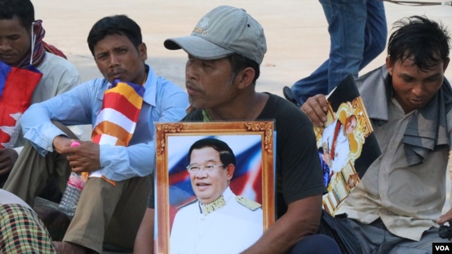 Villagers from Kratie province gathered in the country's capital seeking help from Prime Minister Hun Sen over a land dispute case with a rubber plantation company, Phnom Penh, Cambodia, April 23, 2018. (Sun Narin/VOA Khmer)