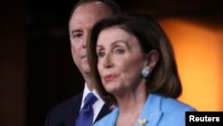 El presidente del Comité de Inteligencia de la Cámara de Representantes de EE.UU., Adam Schiff (D-CA), escucha a la presidente de la Cámara de Representantes, Nancy Pelosi (D-CA), en conversación con periodistas en la conferencia de prensa semanal de Pelosi en el Capitolio.