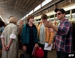 Džoel Kortni i Rajli Grifits razgovaraju o jednoj sceni sa rediteljem Džej Džej Ejbramsom.