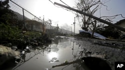 Se observan tendidos eléctricos tras el paso del huracán María en Yabucoa, Puerto Rico, el 26 de septiembre de 2017.