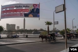 A campaign banner along the Nile urges voters to re-elect Abdel Fattah el-Sissi in next month's elections. Ethiopia embarked on construction of the gigantic dam as Egypt was embroiled in the political turmoil of the 2011 revolution that toppled longtime ruler Hosni Mubarak. (H. Elrasam/VOA)